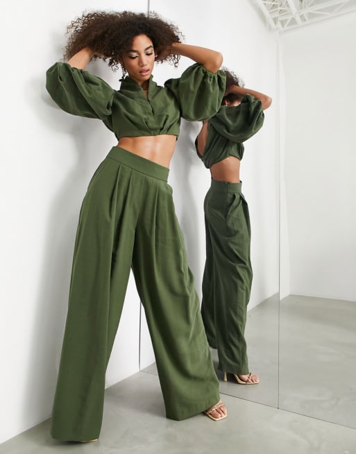 Conjunto verde oliva de pantalones de pernera ancha y top con cuello halter  de ASOS Edition | ASOS