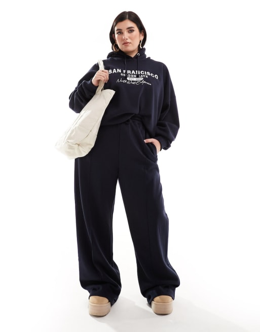 Esclusiva In The Style Plus x Perrie Sian - Coordinato con felpa con cappuccio e joggers con scritta 