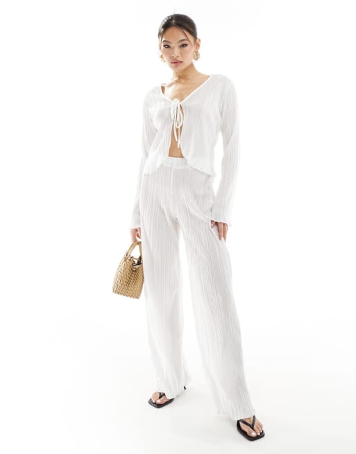Esclusiva Missy Empire - Coordinato bianco con top allacciato sul davanti plissé semitrasparente e pantaloni