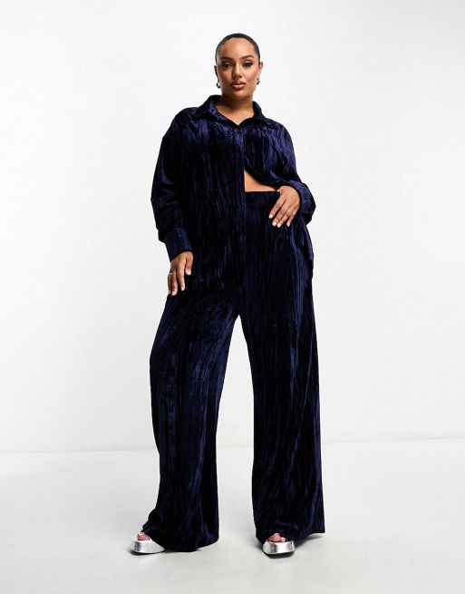 Extro & Vert Plus wide leg velvet co-ord trousers in midnight blue. Part of a co-ord set
with shirt. Trousers are High rise, Elasticated waistband, with a Wide leg. 