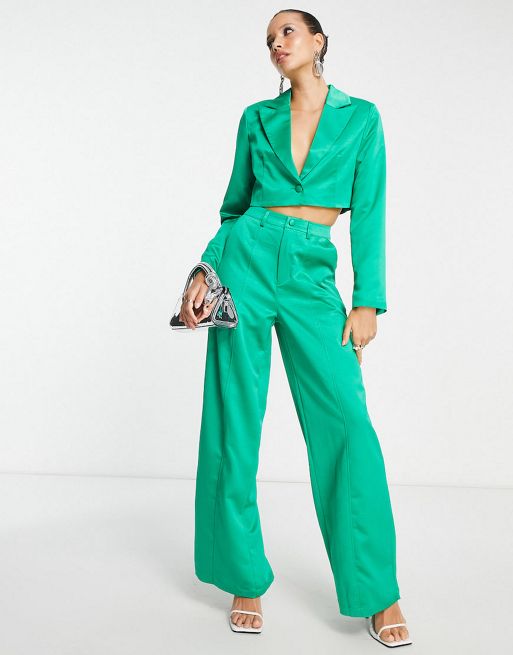 Extro & Vert - Smaragdgrønt sæt med firkantet, cropped blazer og bukser i satin