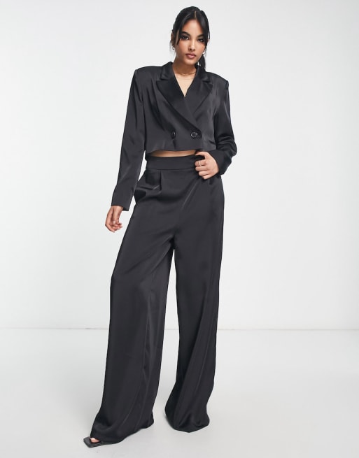 Flounce London – Set aus Blazer mit kurzem Schnitt und Hose aus Satin in Schwarz