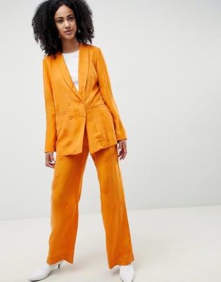 Gestuz oranje pak met blazer en broek met wijde pijpenen verenpatroon | ASOS