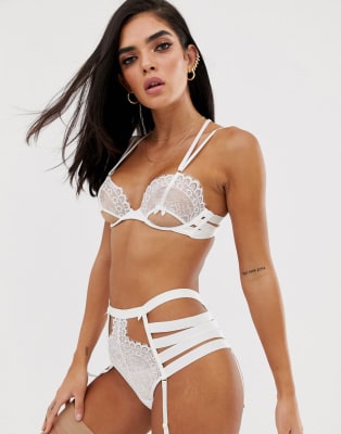 Hunkemoller - Peaches - Ensemble en dentelle à découpes avec soutien-gorge et culotte porte-jarretelles - Blanc cassé