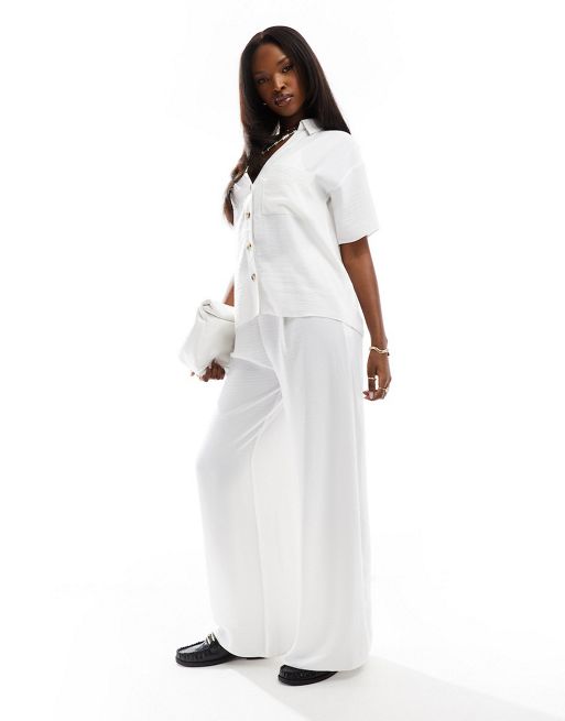In The Style – Biały fakturowany zestaw: krótka koszula i spodnie
