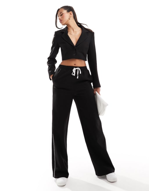 In The Style - Coordinato con blazer corto e pantaloni a fondo ampio nero