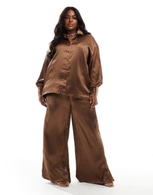 In The Style Plus - Coordinato con camicia a maniche lunghe e pantaloni in raso color moka