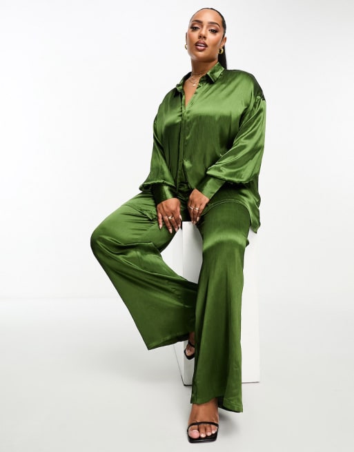 In The Style Plus – Kakifärgat set i satin med strukturerad skjorta och byxor – Endast hos ASOS