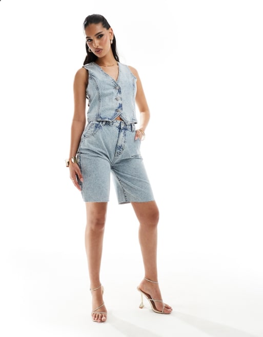 Kaiia - Denimsæt med habitvest og bermudashorts i blå syrevask