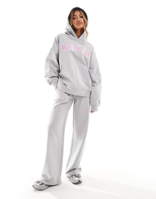 Kaiia - Lysegråt sæt med cropped camisol og joggingbukser med brede ben og oversized hættetrøje med logo 