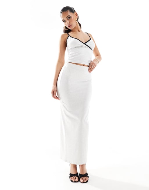 Kaiia – Set in Hellgrau mit Camisole und Maxirock mit farblich abgesetztem Besatz