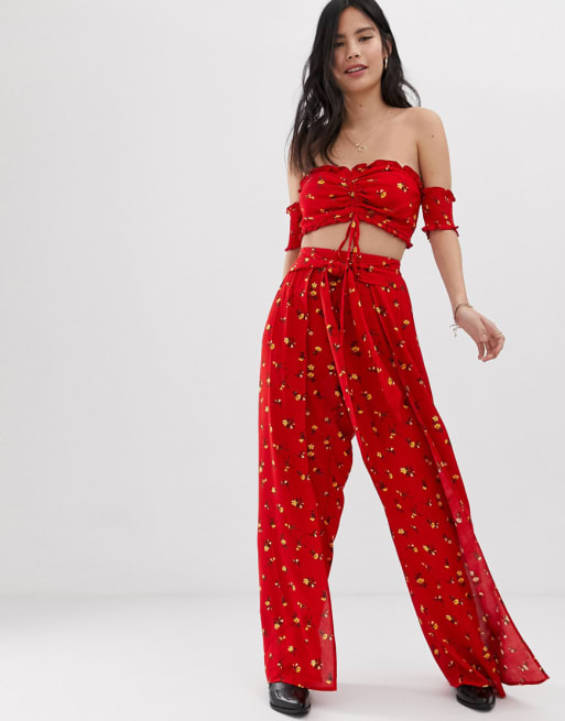 Kiss The Sky – Blommigt set med crop top med bardotringning och byxor
