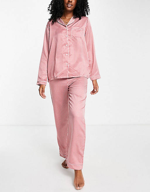 Loungeable - Lyserødt pyjamassæt med cremehvide nålestriber i satin