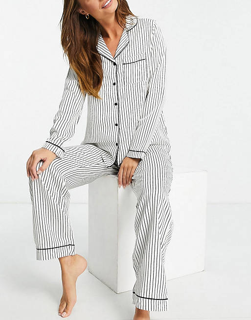 Loungeable - Pyjamassæt i cremehvid satin med sorte nålestriber