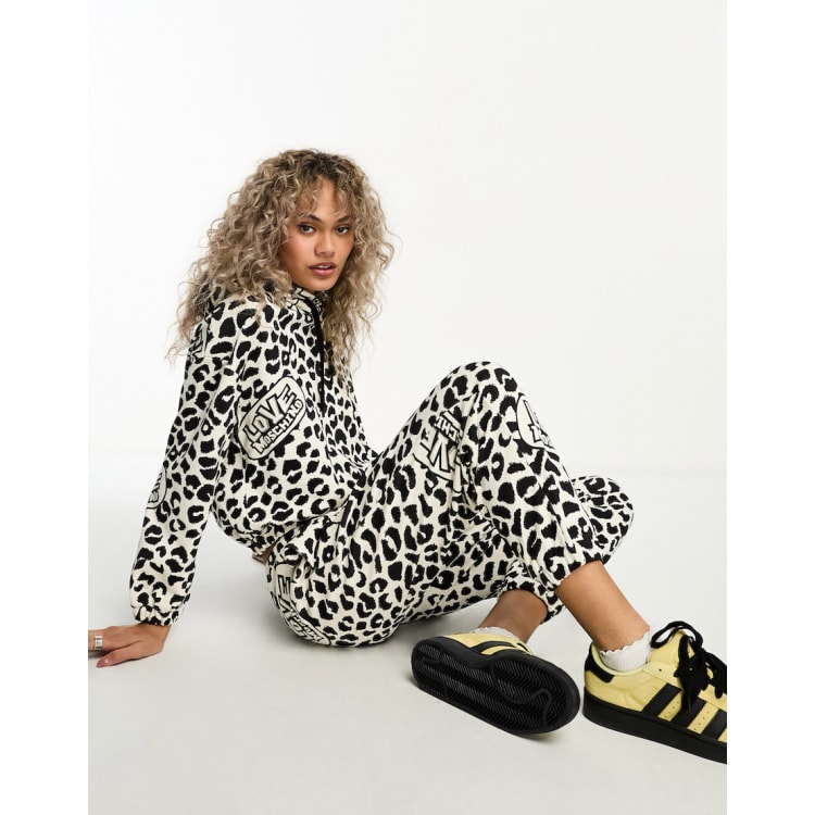 Love Moschino Felpa con cappuccio e joggers con stampa leopardata multicolore ASOS