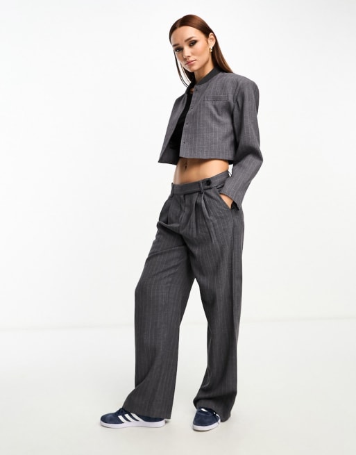 Mango – Capsule – Set in Grau mit kurz geschnittenem Blazer und eleganter Dad-Hose mit Nadelstreifen 