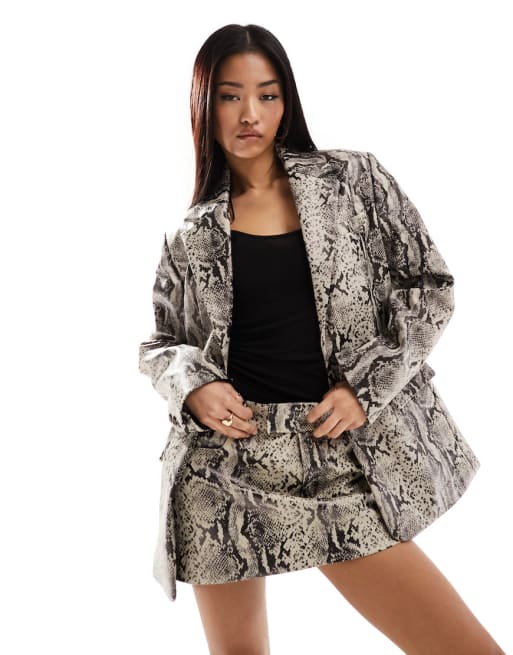 Mango - Co-ord set van blazer en minirok met leerlook met slangenprint in grijs en wit 