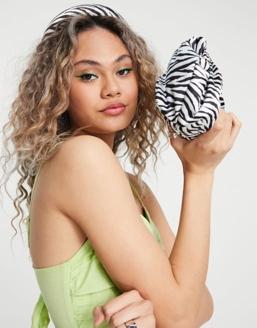 Meine Accessoires London – Set mit Satin-Clutch und Haarband mit Zebra-Print