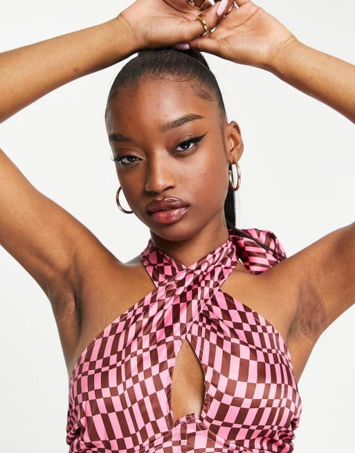 Missguided - Satijnen co-ord set met minirok met overslag en top met halternek met dambordmotief in roze