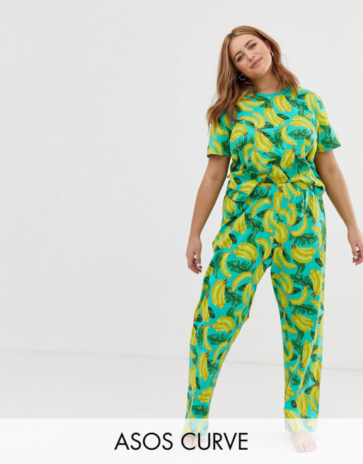  Mix og match pyjamassæt med t-shirt og bukser i bananprint fra ASOS DESIGN Curve 