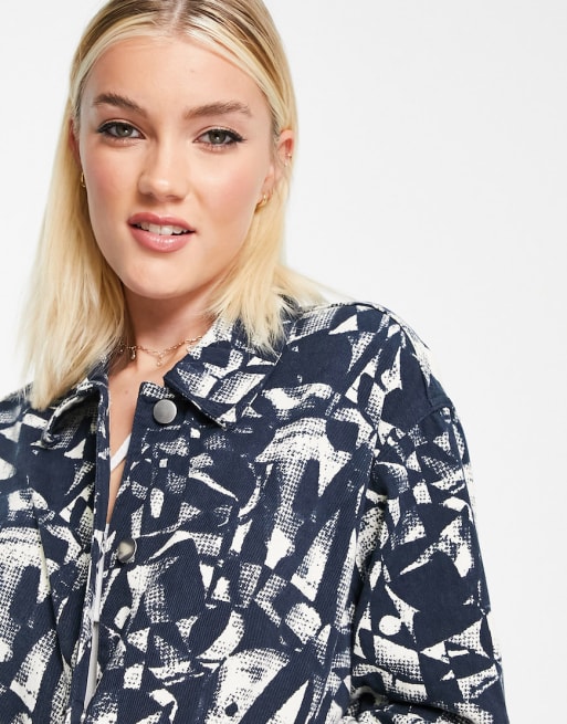 Monki – Set aus Baumwoll-Twill mit Jacke und Hose mit grafischem Druck