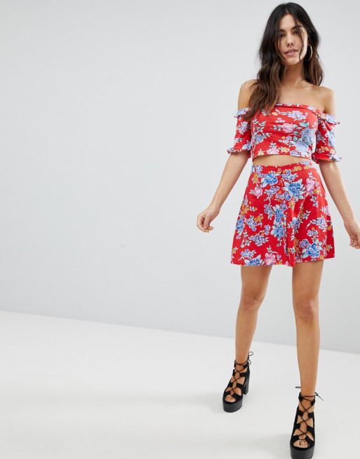 Motel – Schulterfreies, kurzes Oberteil und Rock im Set mit Vintage-Blumenmuster
