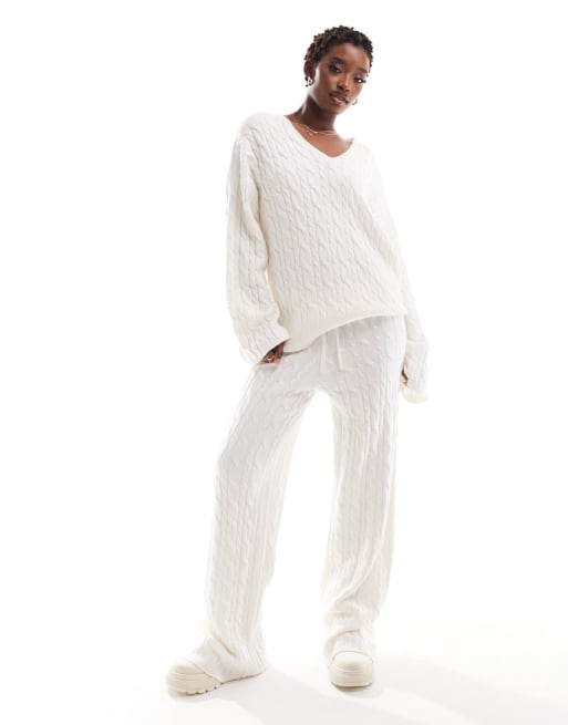 NA-KD – Hose und Pullover aus Strick mit V-Ausschnitt und Zopfmuster