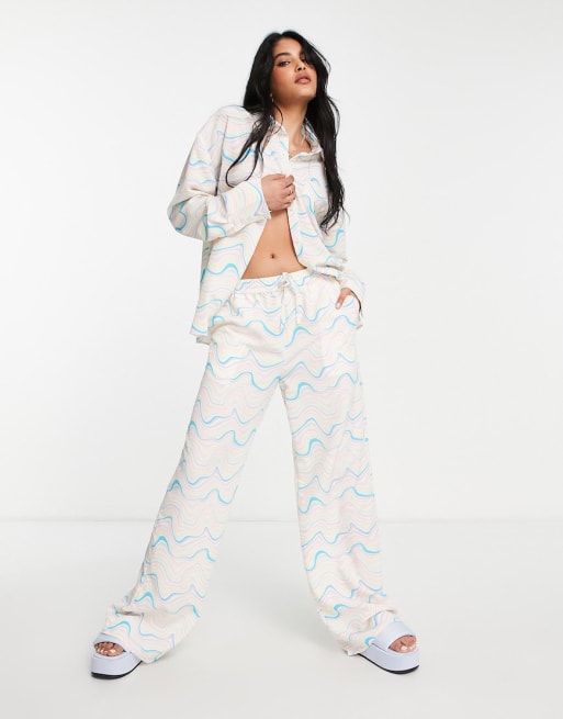 NA-KD X Miss Lisibell - Oversized skjorte og bukser med lige ben