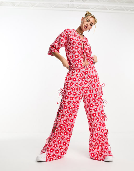 Native Youth - Coordinato con camicia allacciata e pantaloni a fondo ampio rosso a fiori rétro