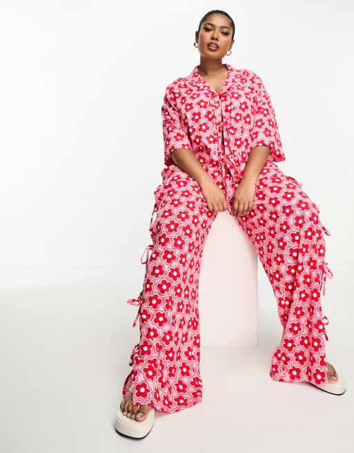 Native Youth Plus - Coordinato con camicia allacciata e pantaloni a fondo ampio rosso a fiori rétro