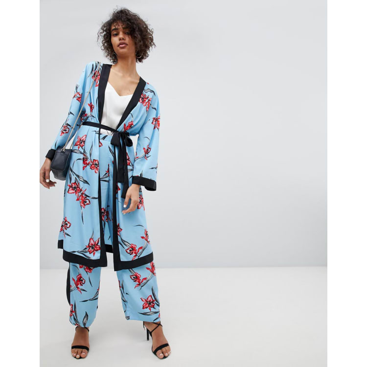 Кимоно с брюками женское. Кимоно с брюками женское. Пижамный костюм стрит стайл. Кимоно и брюки костюм. Шелковый брючный костюм кимоно lime.