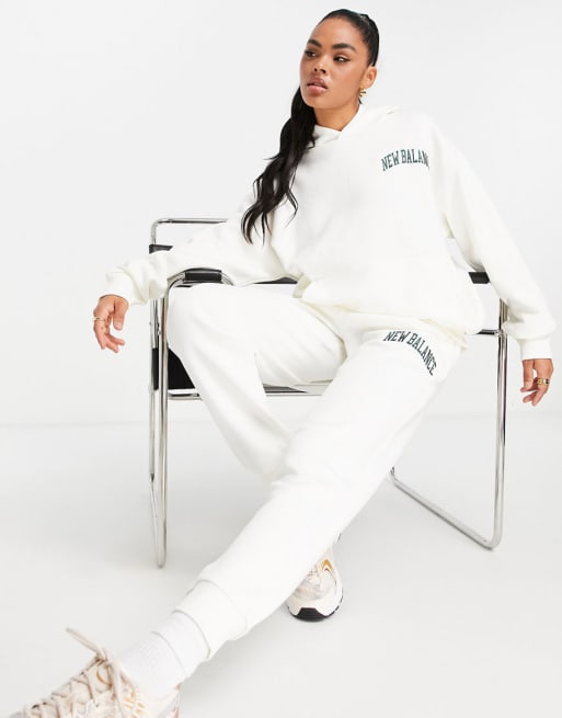 New Balance - Collegiate - Ensemble avec t-shirt, sweat à capuche, jogger, sweat et short - Blanc cassé