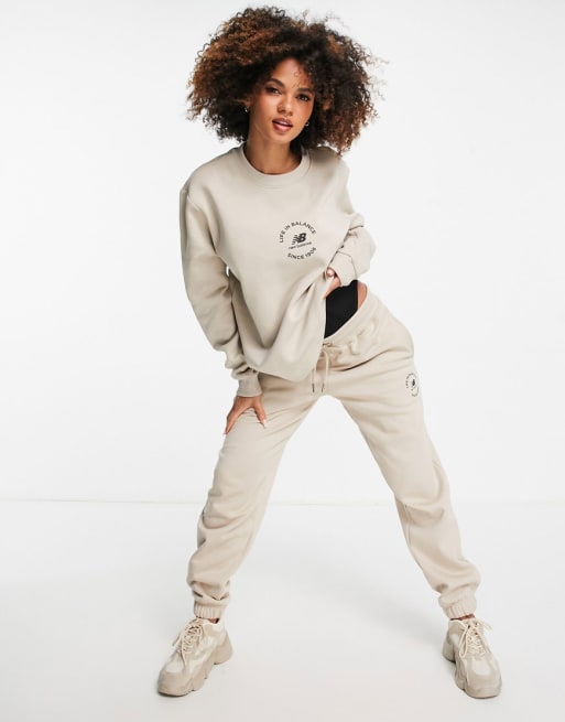New Balance – Life in Balance – Sweatshirt, Kapuzenpullover, Jogginghose und T-Shirt in Hellbeige