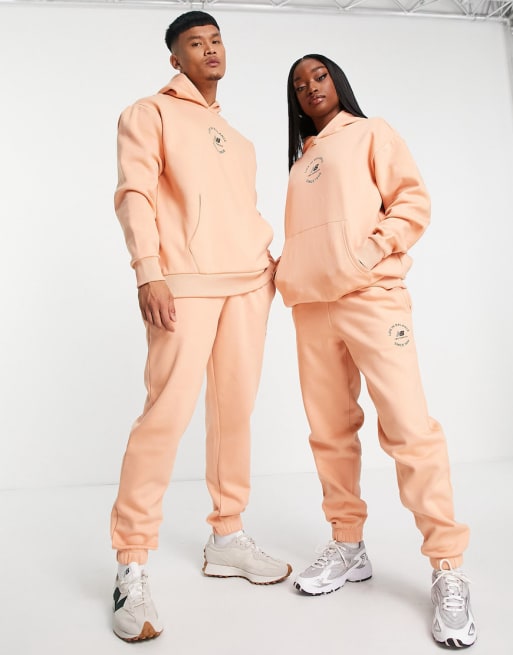 New Balance - Unisex - Life in Balance - Loungesæt i støvet koralrød