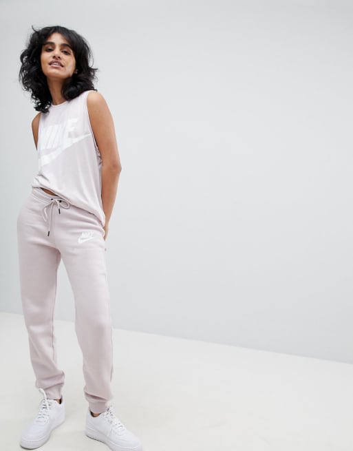 Nike - Aansluitende tanktop en sweatpants in roze