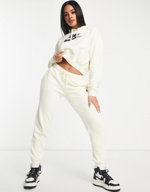 Nike – Club – Jasnobeżowy dres