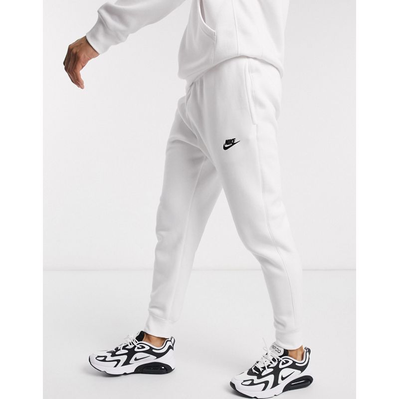 Nike – Club – Trainingsanzug in Weiß