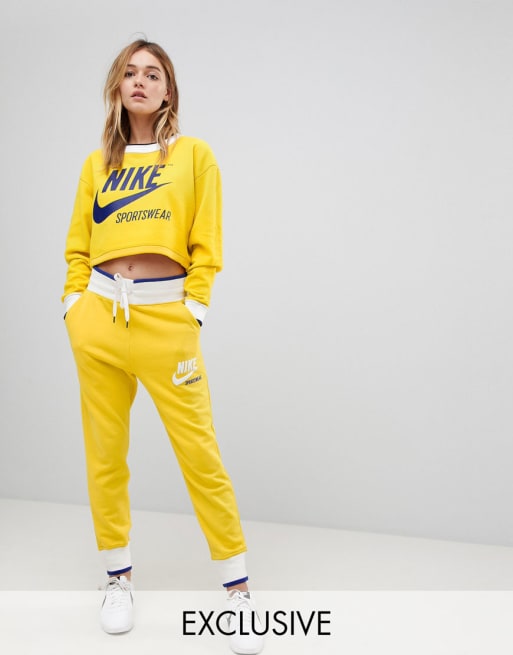 Nike Exclusive To ASOS Archive Vendbar sweatshirt og sweatpants i gul