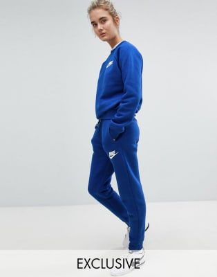 nike sweatshirt and joggers