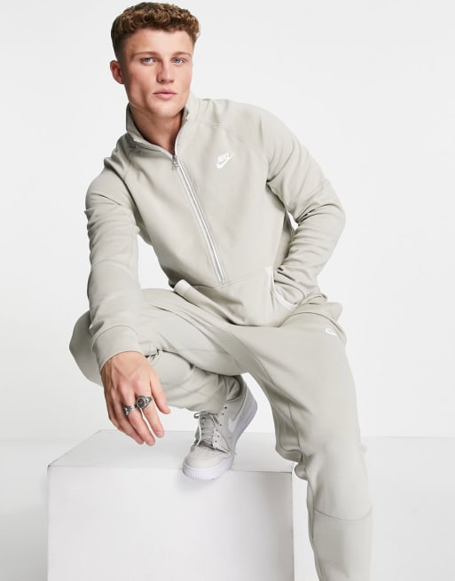 Nike - Modern - Essentials - Set in kiezelkleur