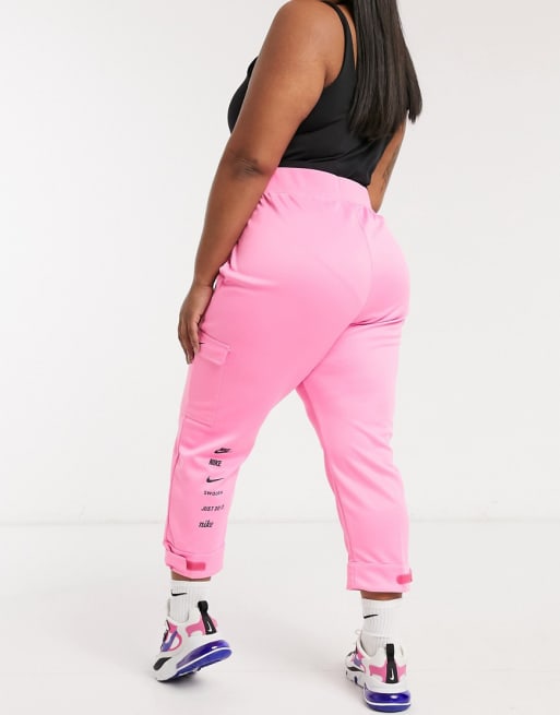 Nike - Plus - Trainingspak met swoosh-logo in roze