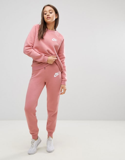 Nike Rally Set med sweatshirt och mjukisbyxor ASOS