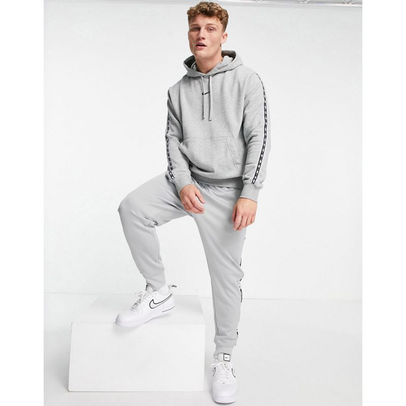 Nike – Repeat – Fleece-Trainingsanzug in Grau mit Zierstreifen