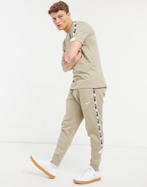 Nike – Repeat Pack – Trainingsanzug in Stein