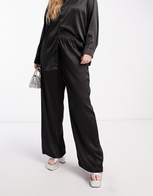 Only Curve - Coordinato in raso nero con camicia e pantaloni a fondo ampio