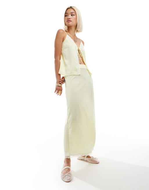 ONLY – Satin-Set in Zitronengelb mit farblich abgesetzter Spitzenborte