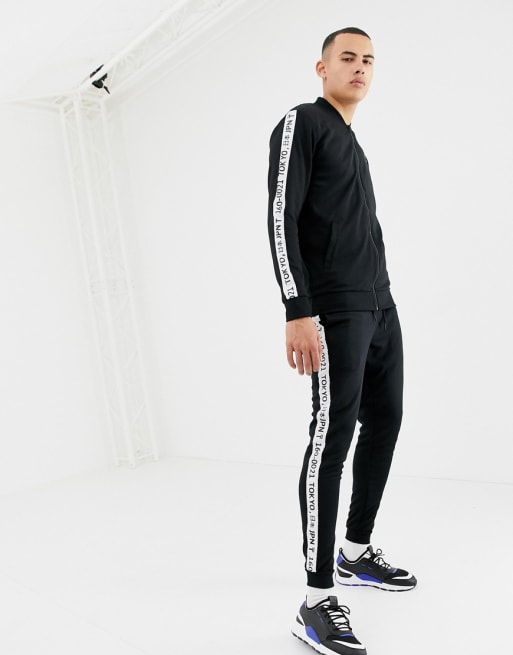 Only & Sons – Dopasowany dres z bocznym paskiem z japońskim napisem