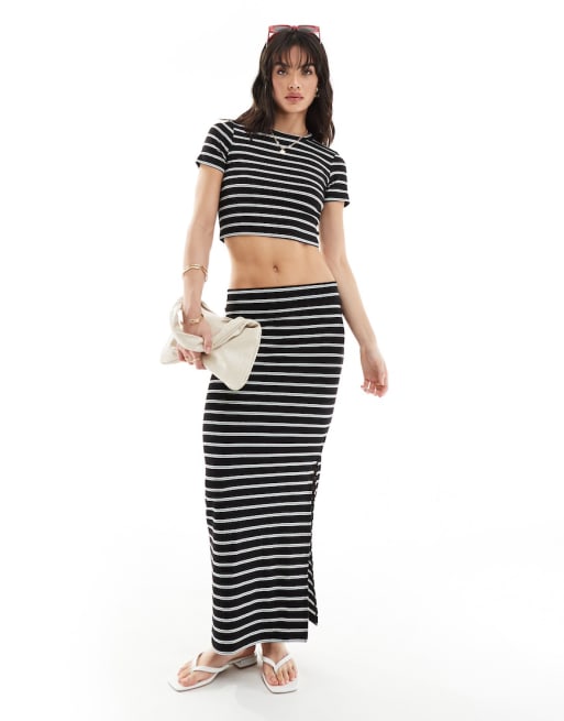 Pieces - Coordinato bianco e nero con t-shirt a maniche corte taglio corto e gonna lunga con spacco