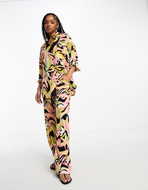 Pieces - Coordinato con camicia e pantaloni a fondo ampio con stampa multicolore
