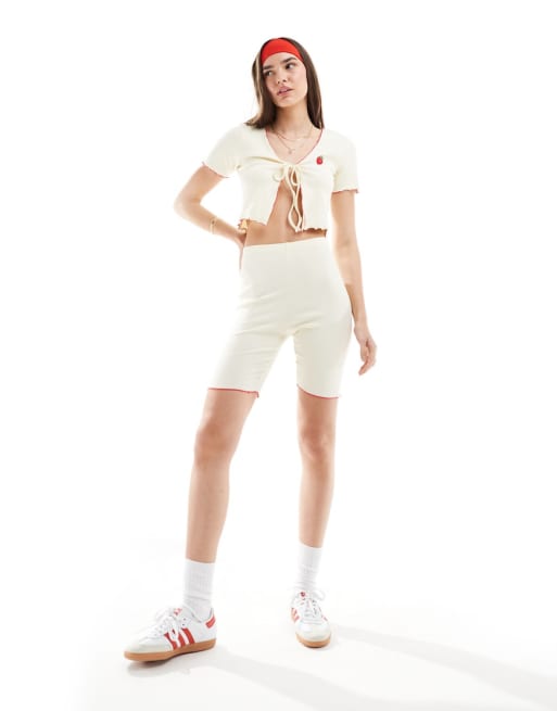 Pieces - Coordinato con top e pantaloncini legging a coste con ricamo di fragole e laccetto